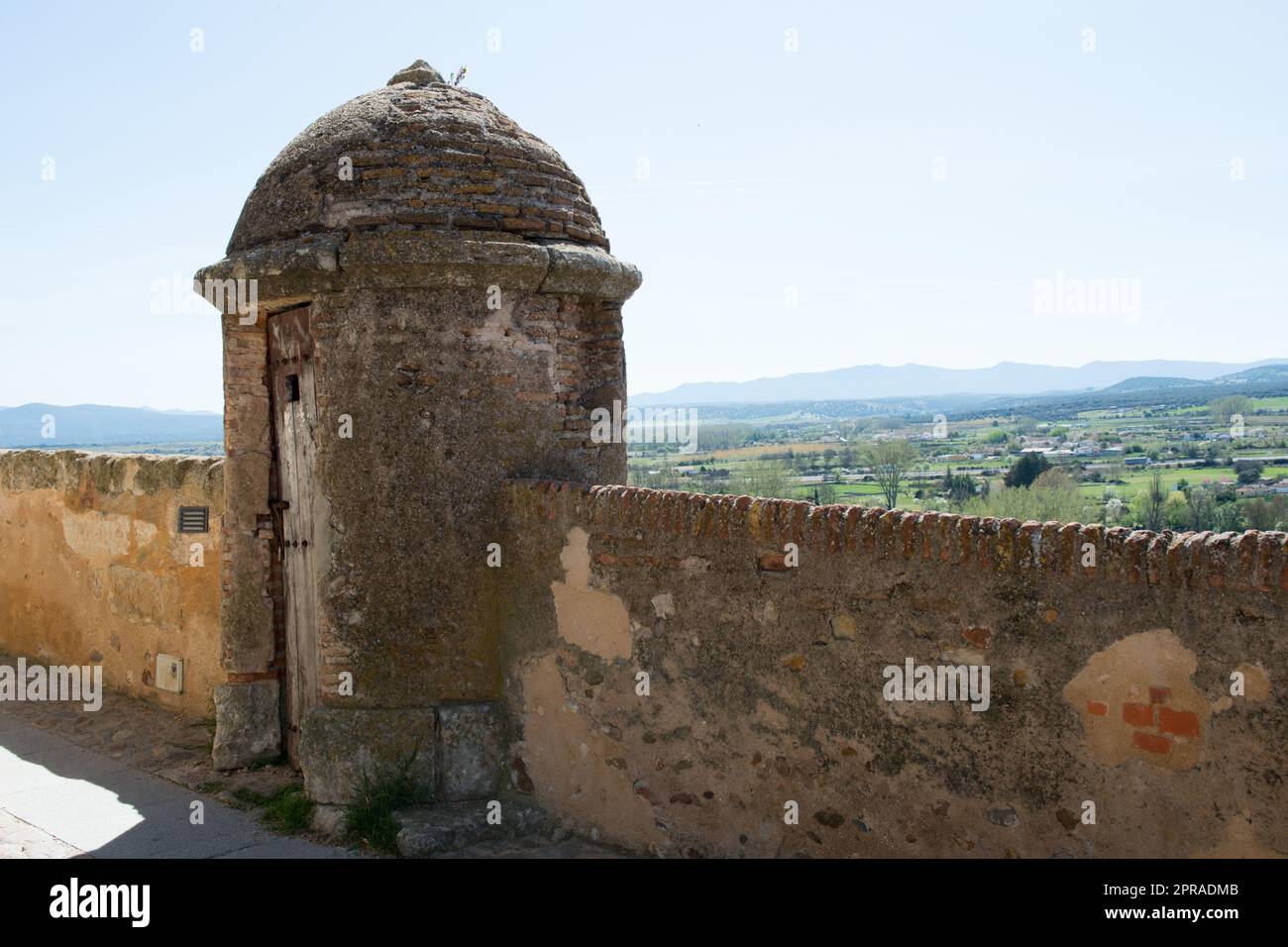 Splendida vista dalle mura di Ciudad Rodrigo. Verde paesaggio intorno. Salamanca Foto Stock