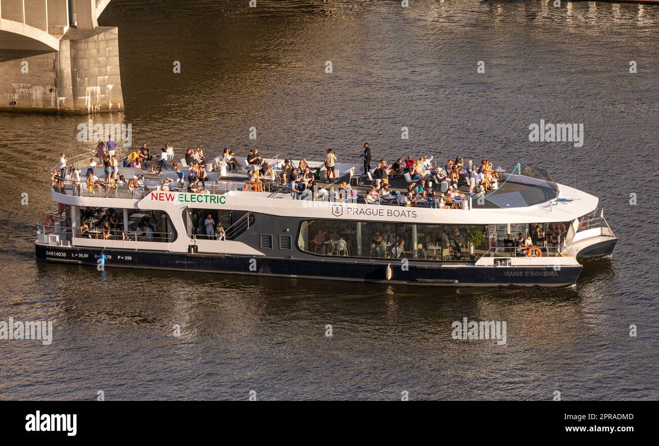 PRAGA, REPUBBLICA CECA - la barca turistica passa sotto Stefanikuv Most, il ponte di Stefanik, sul fiume Moldava. Foto Stock