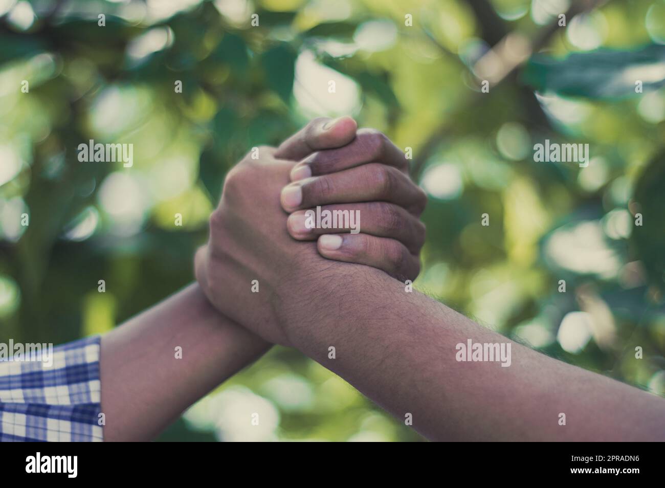 Amici che scuotono le mani. Uomo di stretta di mano. Stretta di mano amichevole di due uomini. Primo piano degli uomini che salutano con la stretta di mano. Amici che stringono due mani. Foto Stock