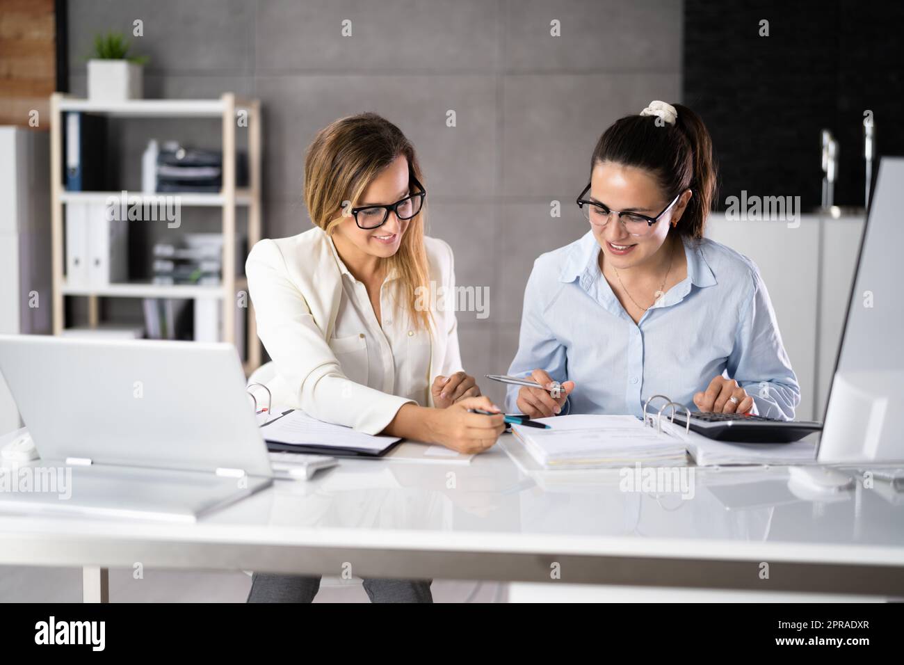 Consulente contabile donna in ufficio Foto Stock