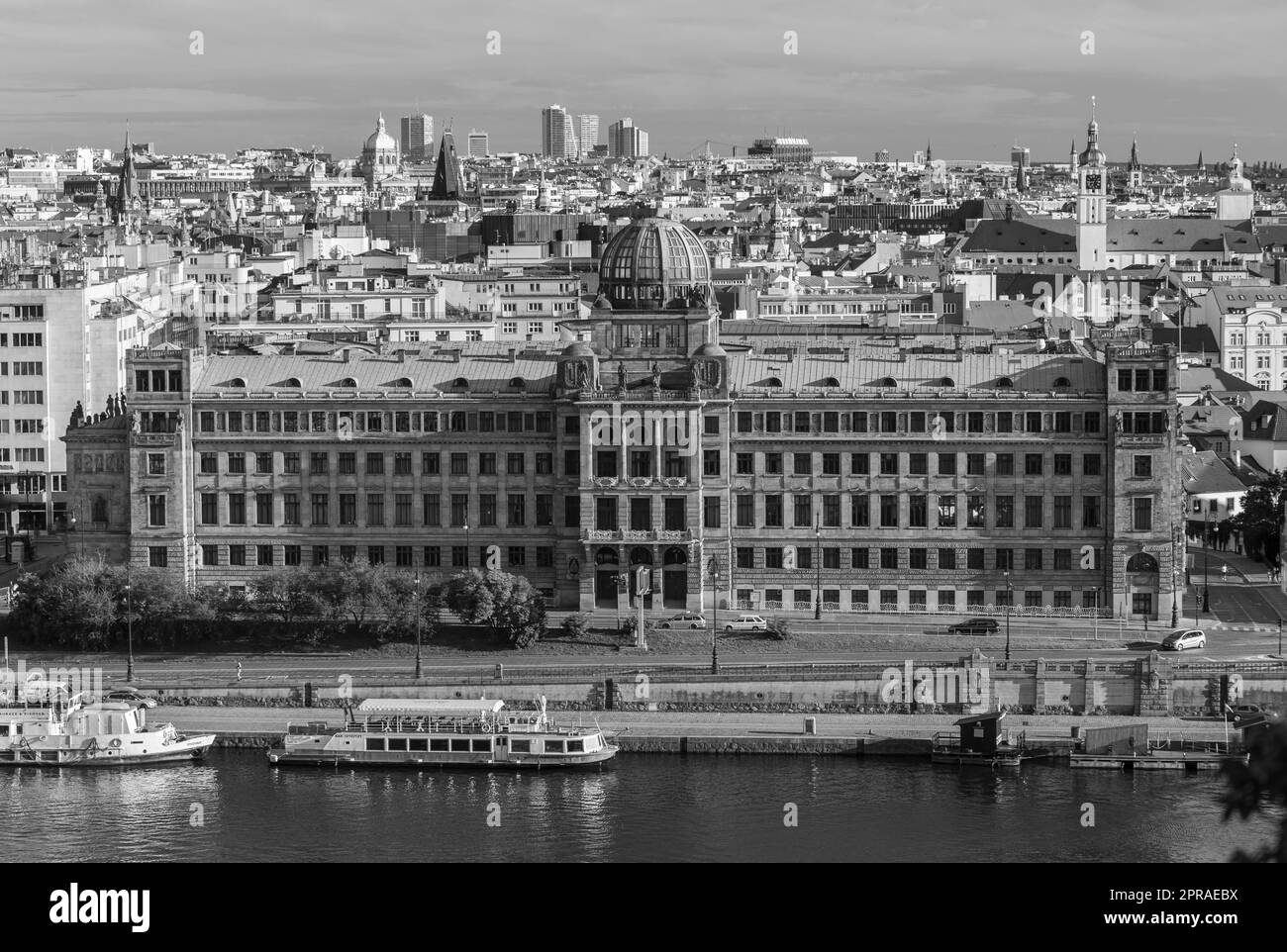 PRAGA, REPUBBLICA CECA - il Ministero dell'industria e del Commercio edificio, sul fiume Moldava. Foto Stock