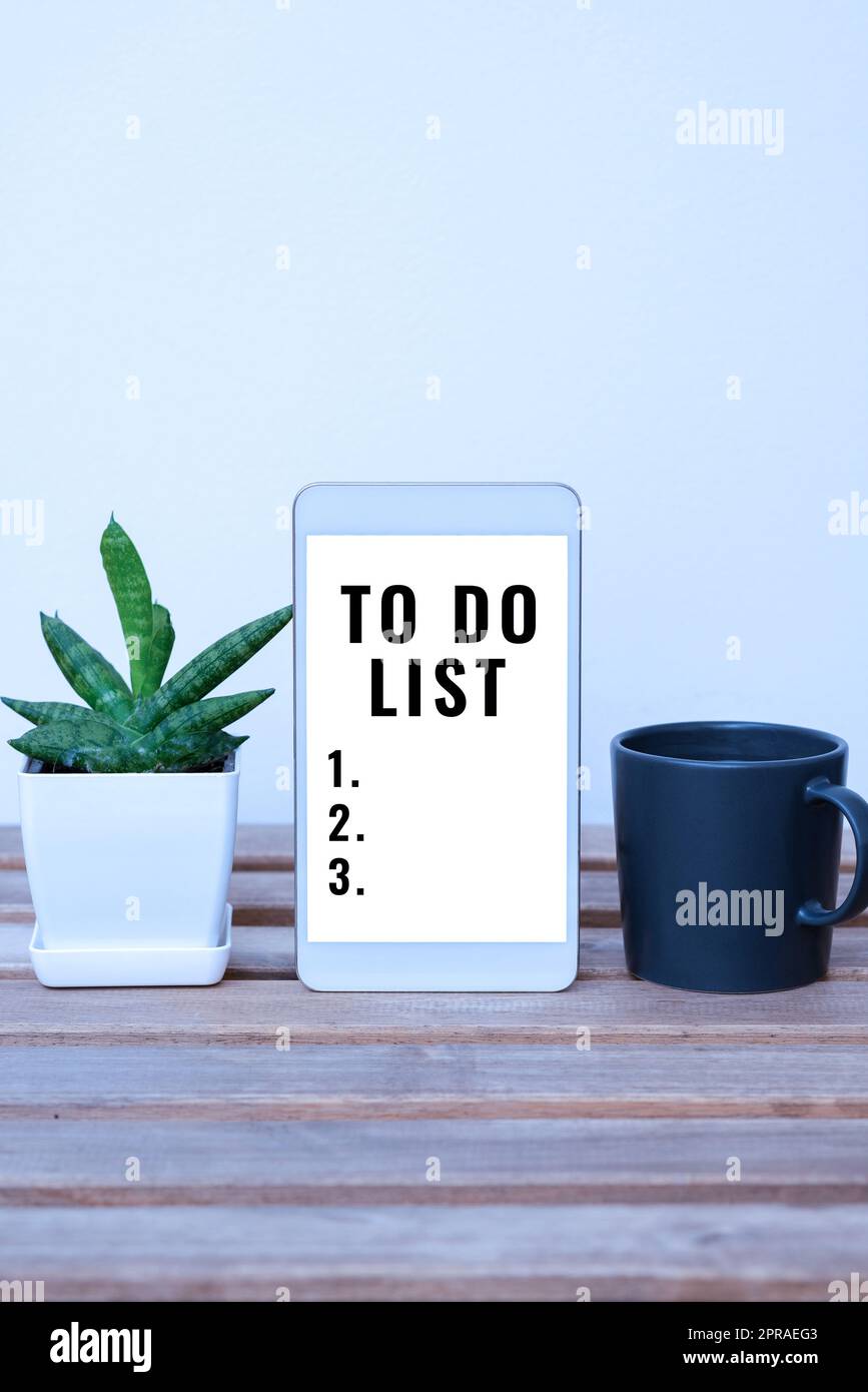 Visualizzazione concettuale To Do List (elenco attività). Internet Concept Una struttura di solito realizzata in carta contenente attività del tuo tablet con informazioni importanti sulla tabella con pianta e tazza di caffè. Foto Stock