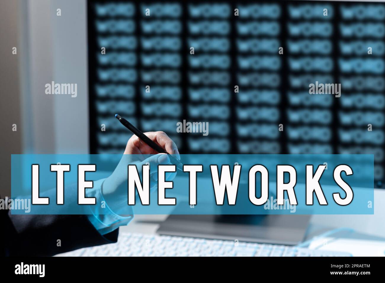 Scrittura visualizzazione di testo reti LTE. Parola per la connessione di rete più veloce disponibile per le donne che si occupano di comunicazioni wireless che tengono una penna e puntano su messaggi importanti. Foto Stock