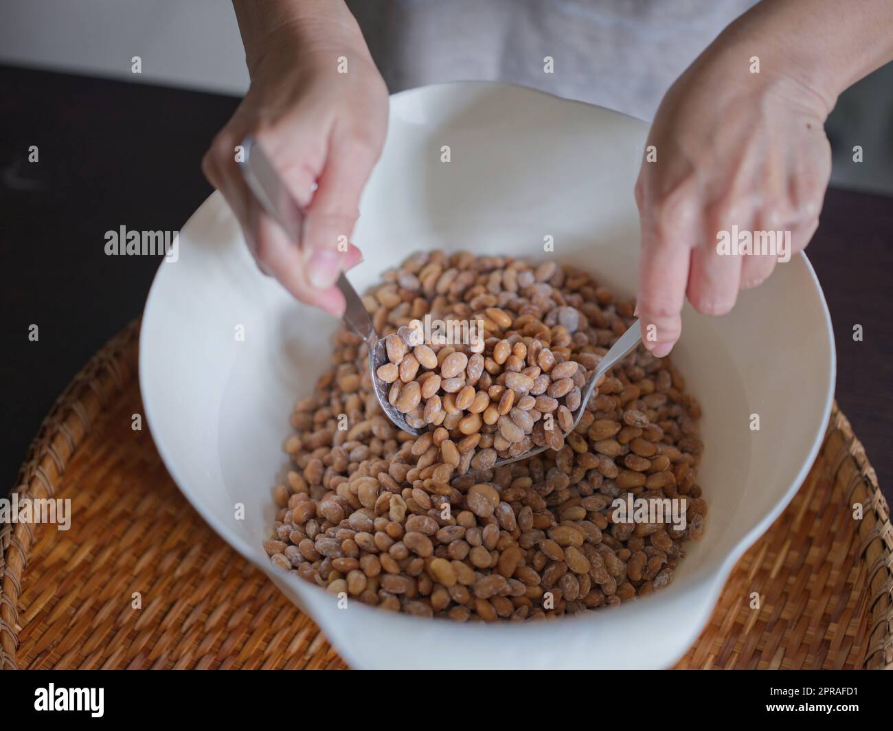Foto ravvicinata la texture dei semi di soia per COME ottenere la soia prodotto: Tempea cruda fatta in casa . Concetto di cibo vegetariano sano Foto Stock