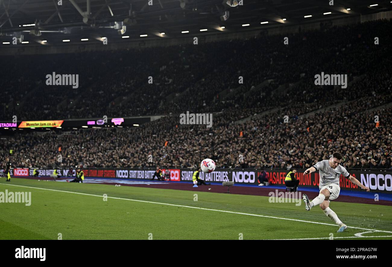 Londra, Regno Unito. 26th Apr, 2023. Andrew Robertson (Liverpool) ha un angolo durante la partita della West Ham vs Liverpool Premier League al London Stadium di Stratford. Credit: MARTIN DALTON/Alamy Live News Foto Stock