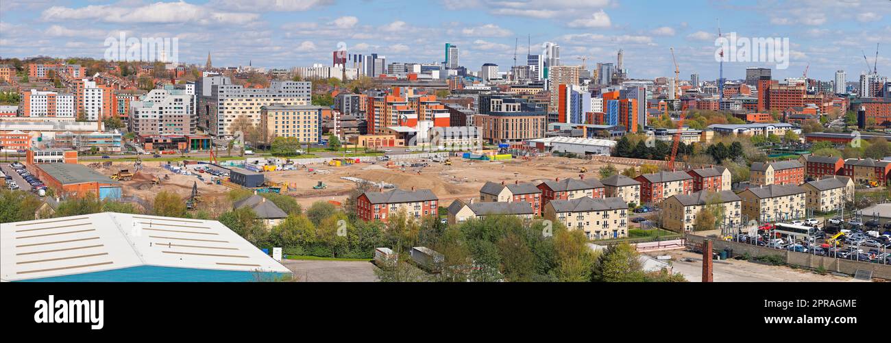 Una vista panoramica sul centro di Leeds. La terra vuota al largo di Kirkstall Road è attualmente in fase di sviluppo per creare più case Foto Stock