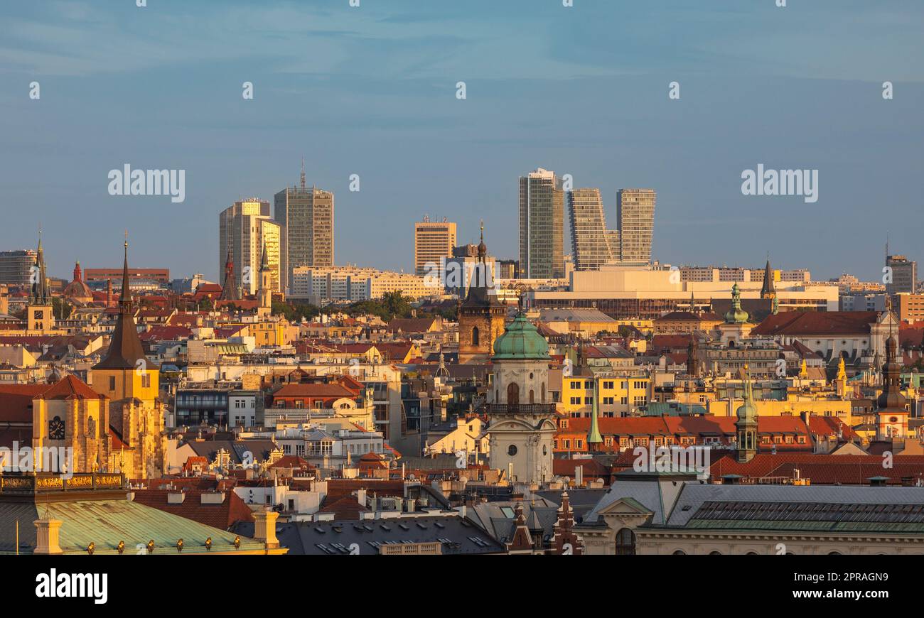 PRAGA, REPUBBLICA CECA - skyline del centro di Praga con edifici moderni del quartiere Pankrac all'orizzonte. Foto Stock