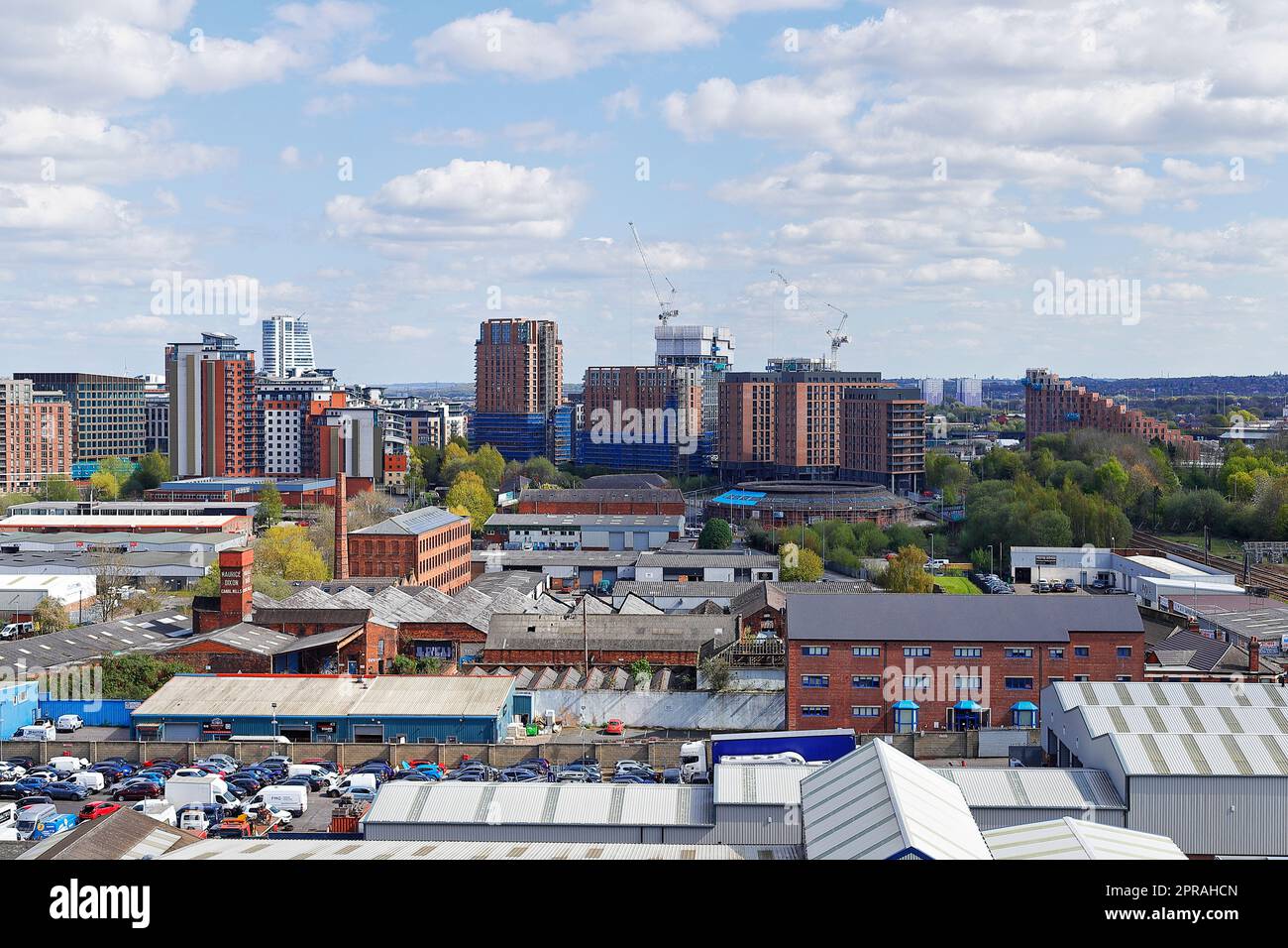 Vista sul centro di Leeds con un paio di nuovi edifici in costruzione. Lo svincolo in alto al centro e gli Springwell Gardens in alto a destra Foto Stock