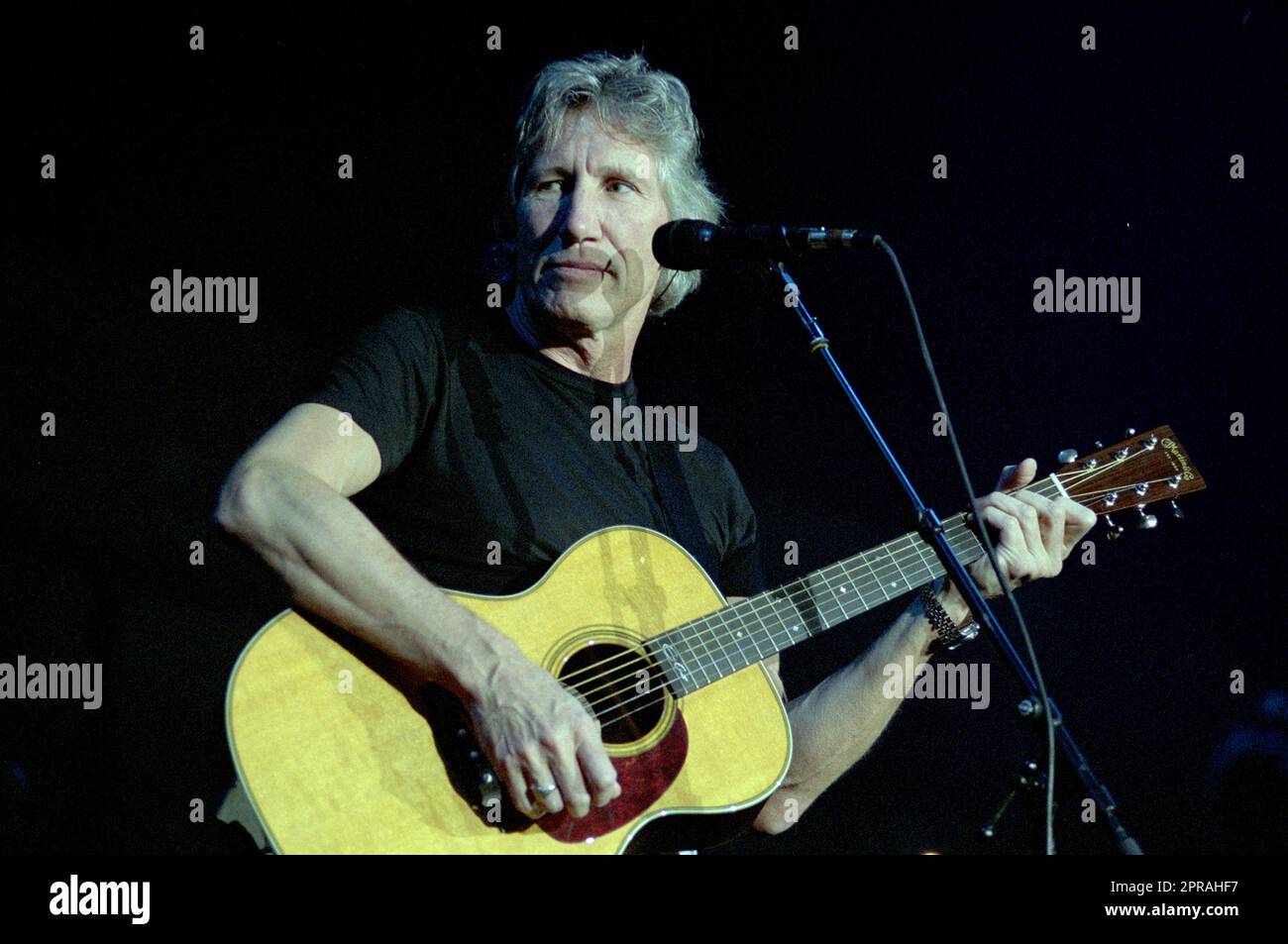 Milano Italia 2002-05-10 : Roger Waters durante un concerto dal vivo al Forum Assago Foto Stock