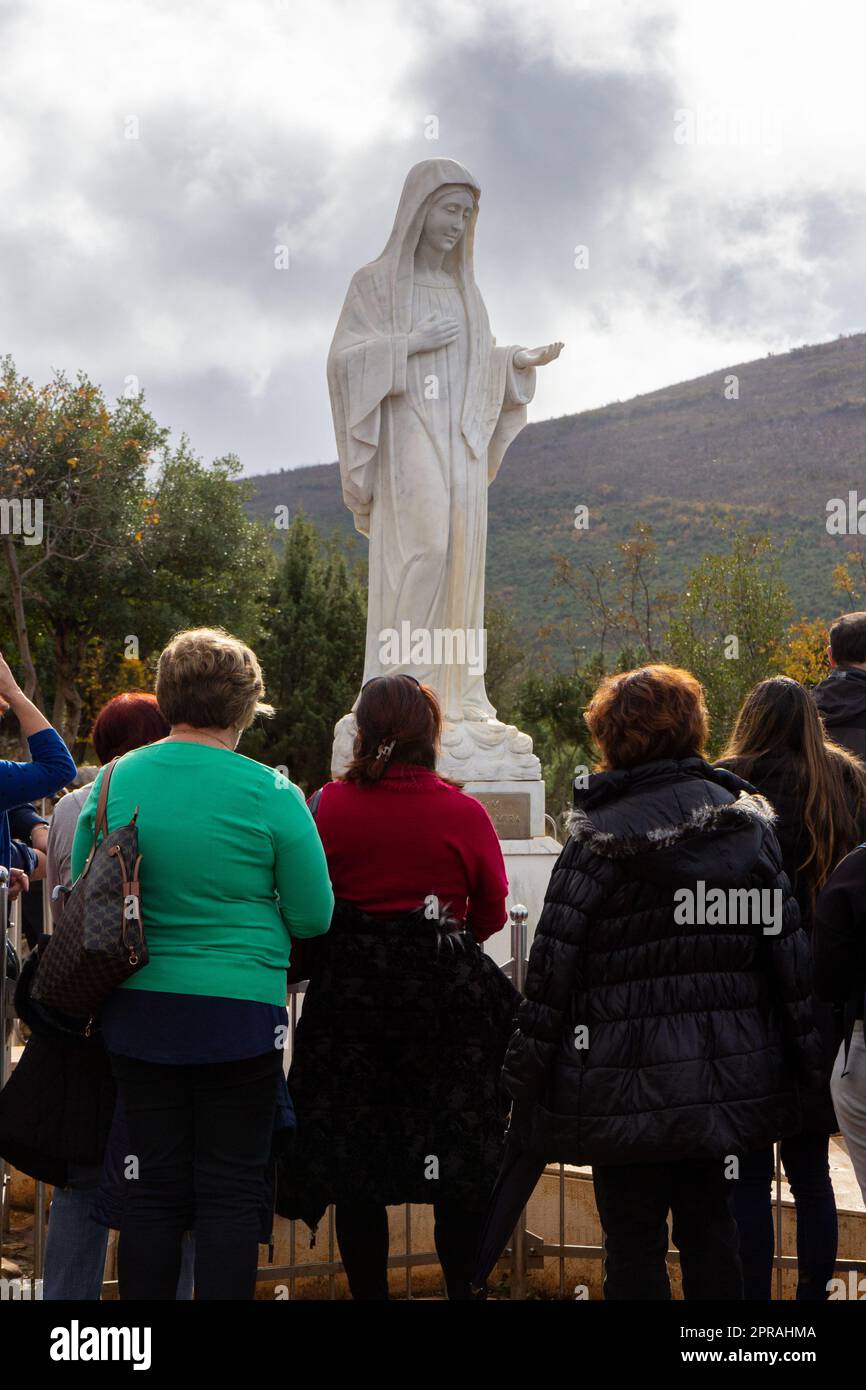 Statua della Vergine Maria, Regina della Pace, sul Monte Podbrdo, circondata da pellegrini in preghiera. Medjugorje, Bosnia-Erzegovina. Foto Stock