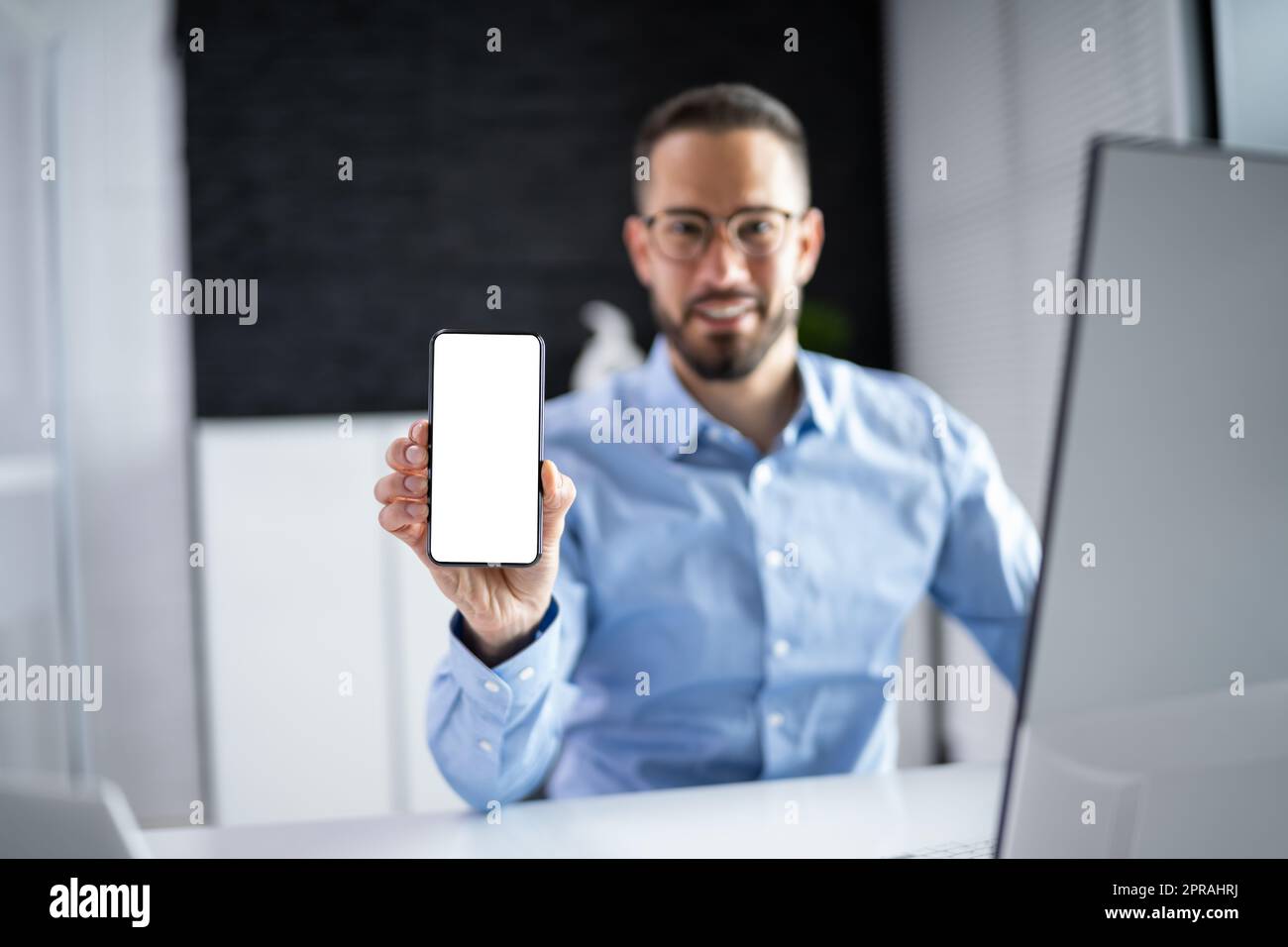 Telefono cellulare con tenuta a mano chiuso Foto Stock
