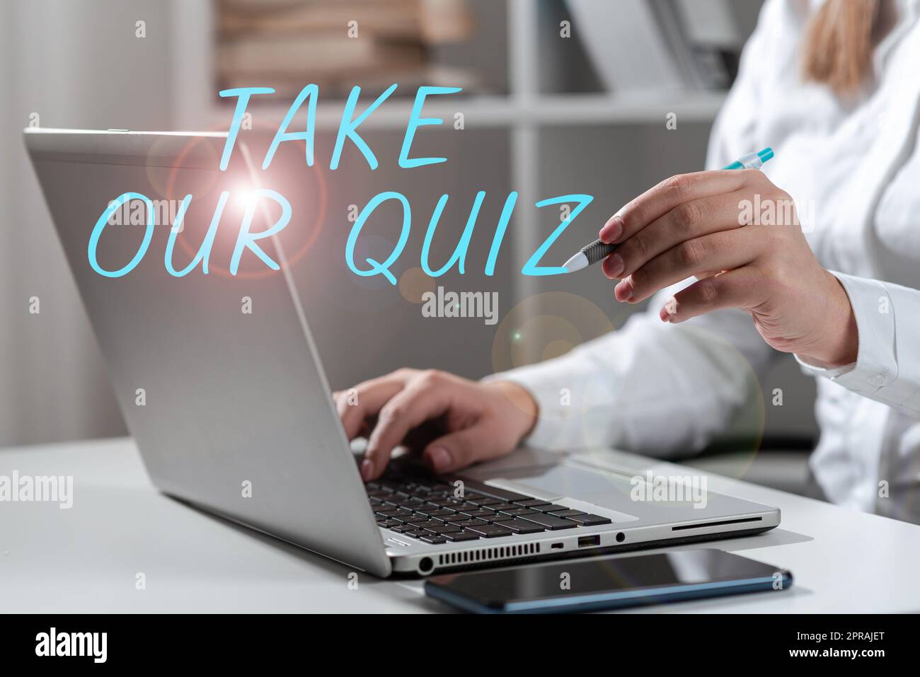 Didascalia concettuale sostieni il nostro quiz. Idea di business compila il nostro questionario breve feedback sull'esame donna che tira gli aggiornamenti su Lap Top e indica nuove idee con penna. Foto Stock