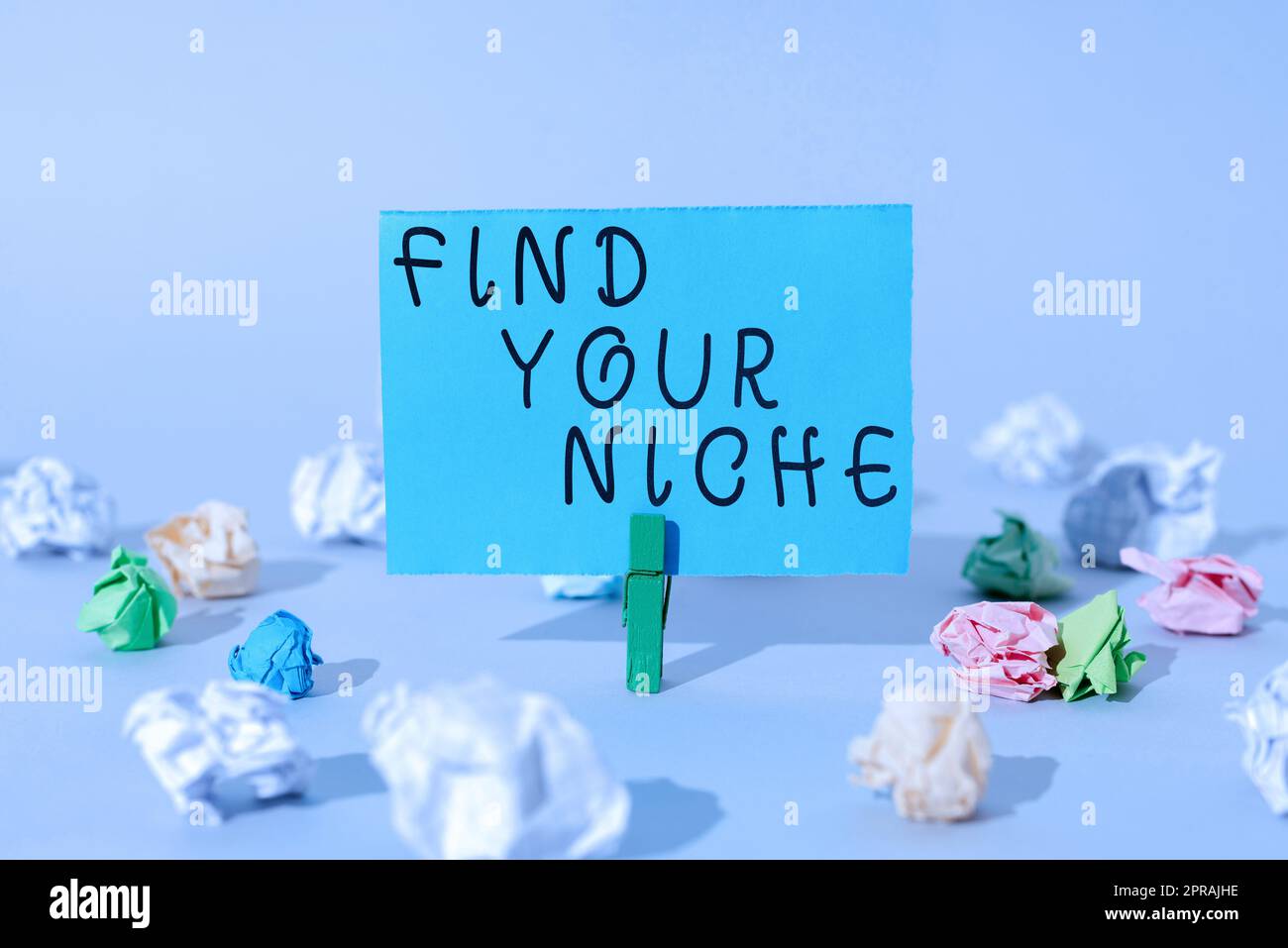 Segno di testo che mostra trova la tua nicchia. Studio di mercato fotografico concettuale alla ricerca di potenziali clienti specifici Marketing messaggio importante presentato su un pezzo di carta tagliato con clip. Foto Stock