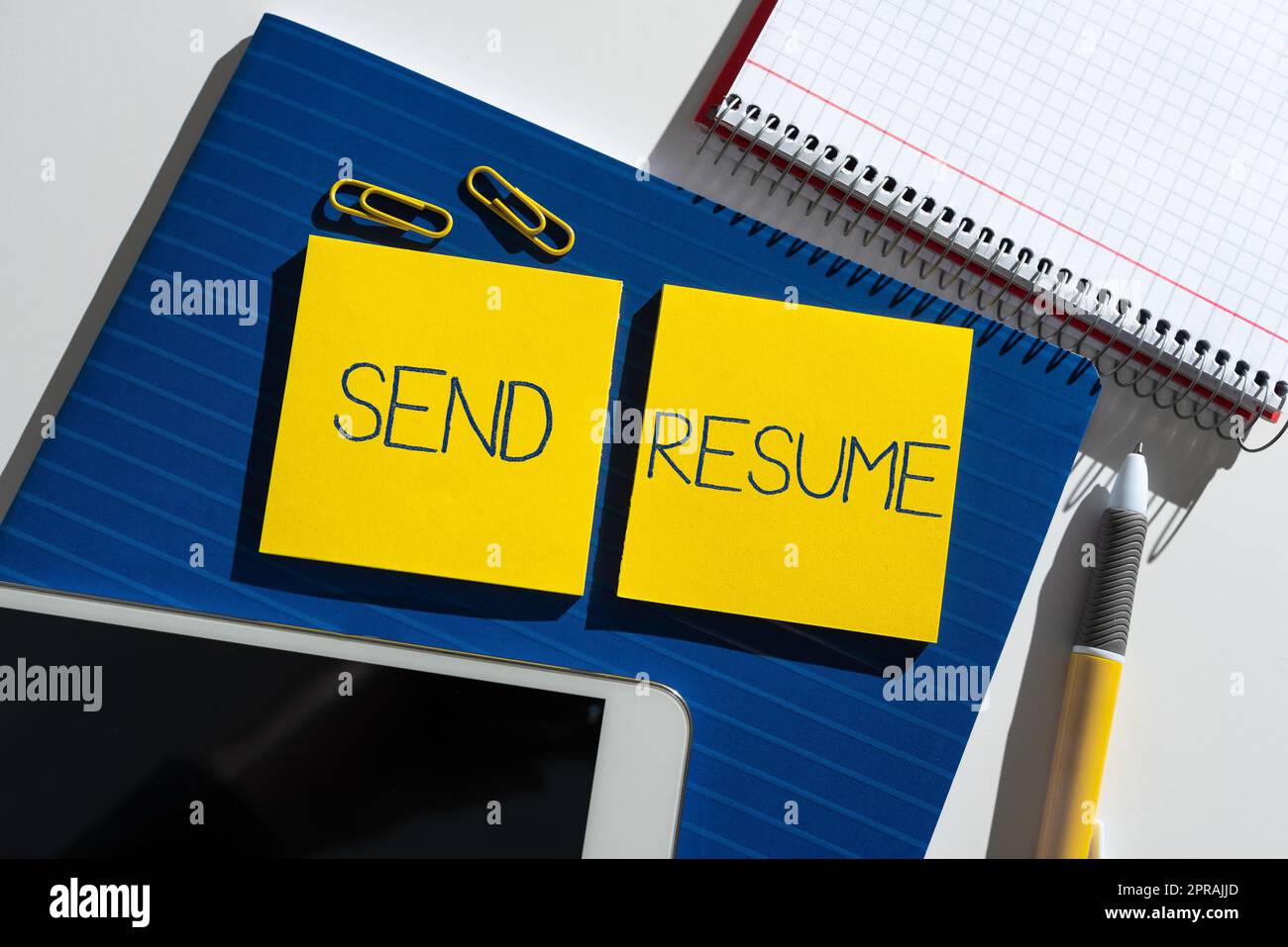 Visualizzazione concettuale Invia ripresa. Internet Concept brief account Persons Education Qualifications and Occupations Novità importanti presentate su due appiccicose Notes on Desk with Mobile Phone. Foto Stock