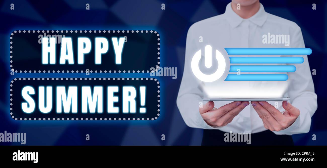 Scritta a mano Happy Summer. Concetto che significa spiagge Sunshine relax caldo Sunny Season Solstizia donna che tiene tablet che presenta pulsante digitale e condivisione di informazioni. Foto Stock