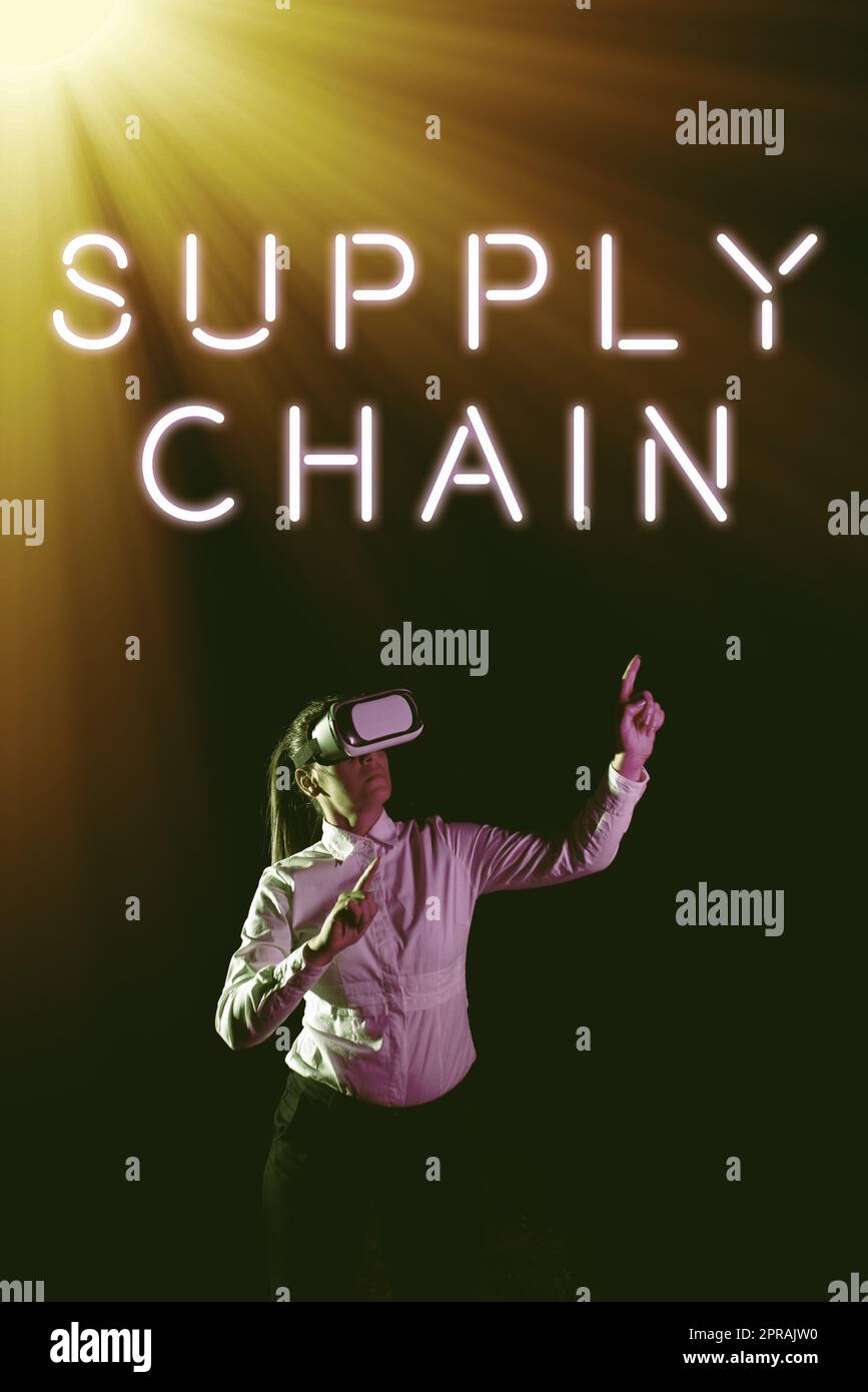 Supply Chain, insegna a mano. Panoramica aziendale sistema di organizzazione e processi dal fornitore al consumatore che segue la formazione professionale attraverso gli occhiali per la realtà virtuale. Foto Stock
