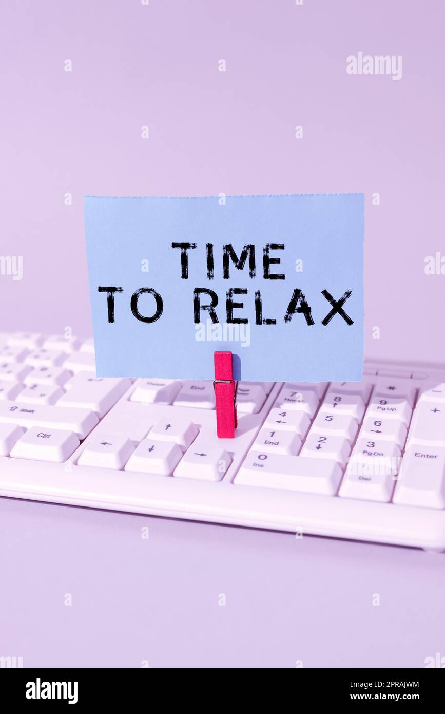 Ispirazione che mostra segno tempo per rilassarsi. Idea di lavoro momento di relax per una pausa di lavoro o di studio messaggio importante presentato su pezzo di carta tagliato con clip. Foto Stock