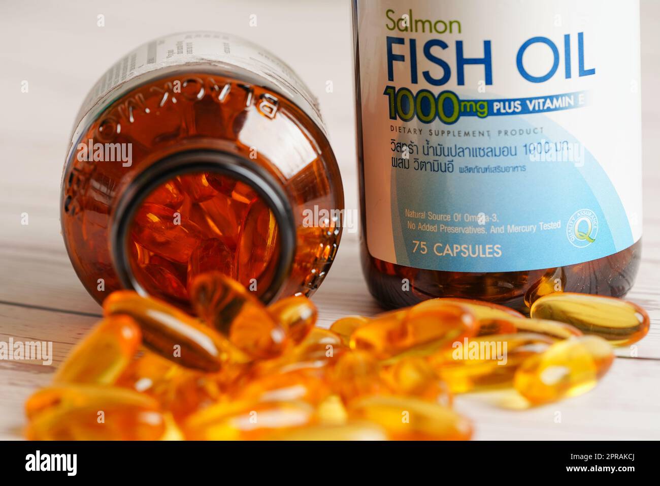 Bangkok, Thailandia - 27 aprile 2022 olio di pesce o gel di olio di fegato di merluzzo in capsule con vitamine omega 3, alimenti integrativi sani Foto Stock