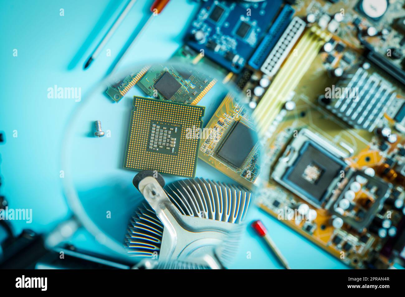 Chipset su scheda a circuiti elettronici sfocati della scheda madre del PC. Chip CPU. Componenti elettronici del computer. Industria hi-tech. Hardware microelettronico. Processore del computer. Aggiornamento e riparazione del computer. Foto Stock