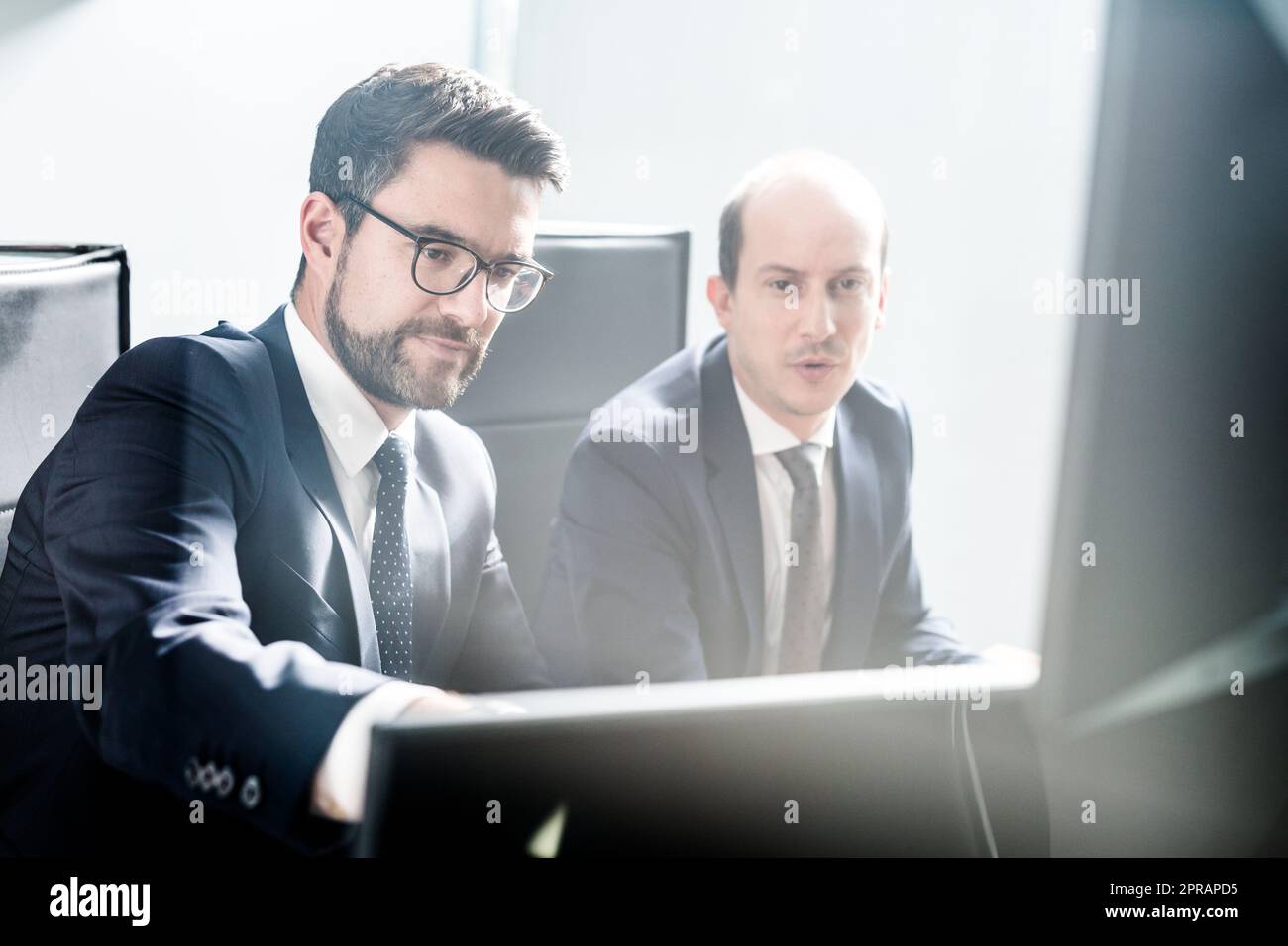 Il team di Business analizzando i dati alla riunione di affari moderno ufficio aziendale. Foto Stock