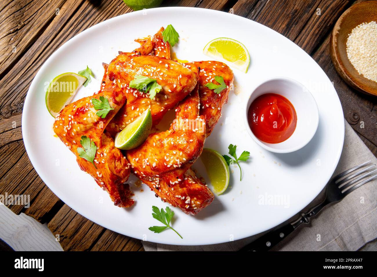 ali di pollo con spicchi di patate e sedano. Foto Stock