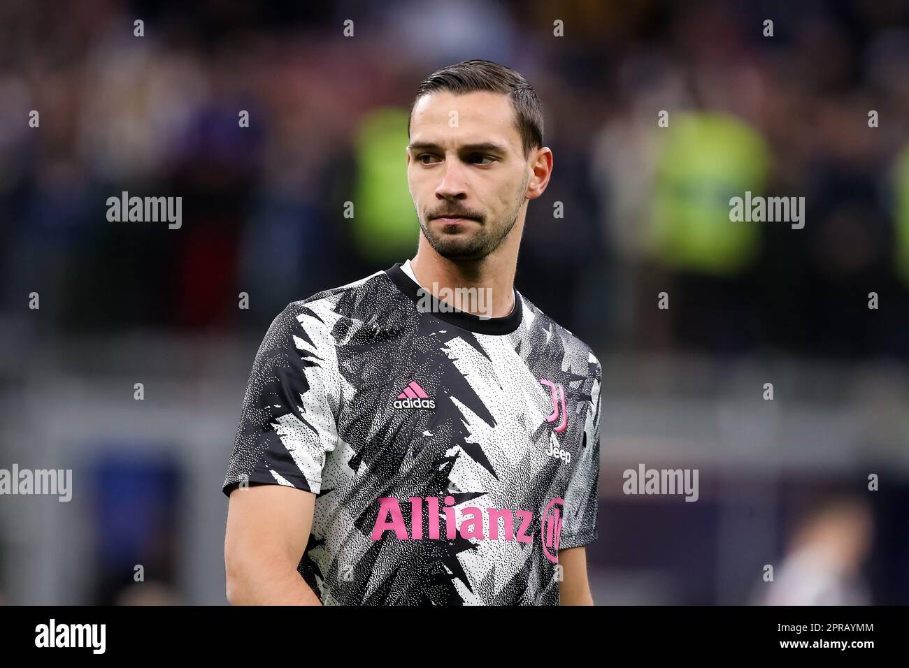 Milano, 26 aprile 2023. Mattia De Sciglio (2 Juventus) si scalda prima della seconda tappa semifinale della Coppa Italia tra FC Internazionale e Juventus FC allo stadio di San Siro il 26 aprile 2023 a Milano. Credit: Stefano Nicoli/Speed Media/Alamy Live News Foto Stock