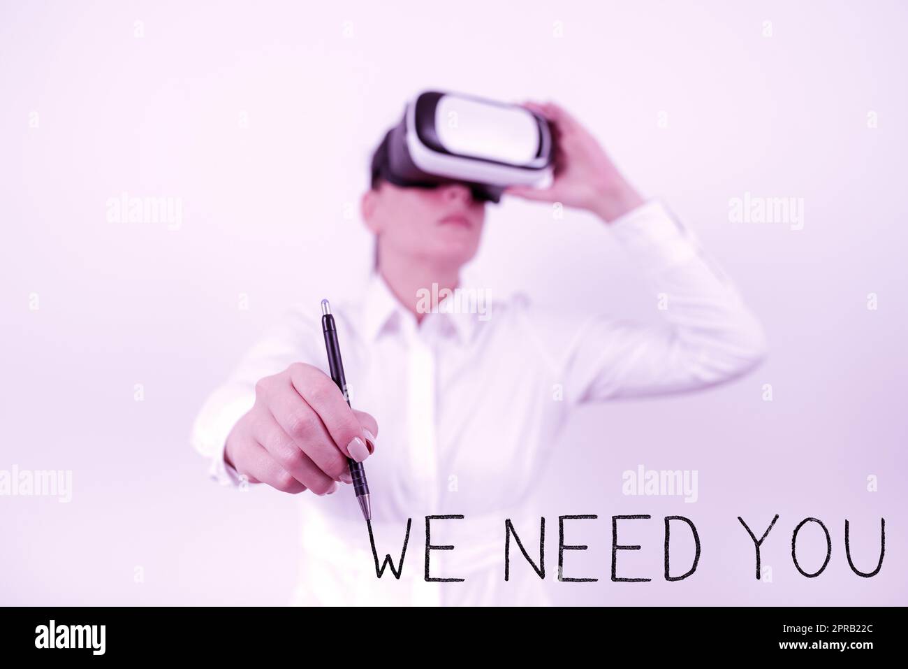 Cartello che mostra abbiamo bisogno di te. Vetrina aziendale l'azienda vuole assumere un posto vacante alla ricerca di talenti donna del lavoro che indossa occhiali VR e indica gli aggiornamenti recenti con Pen. Foto Stock