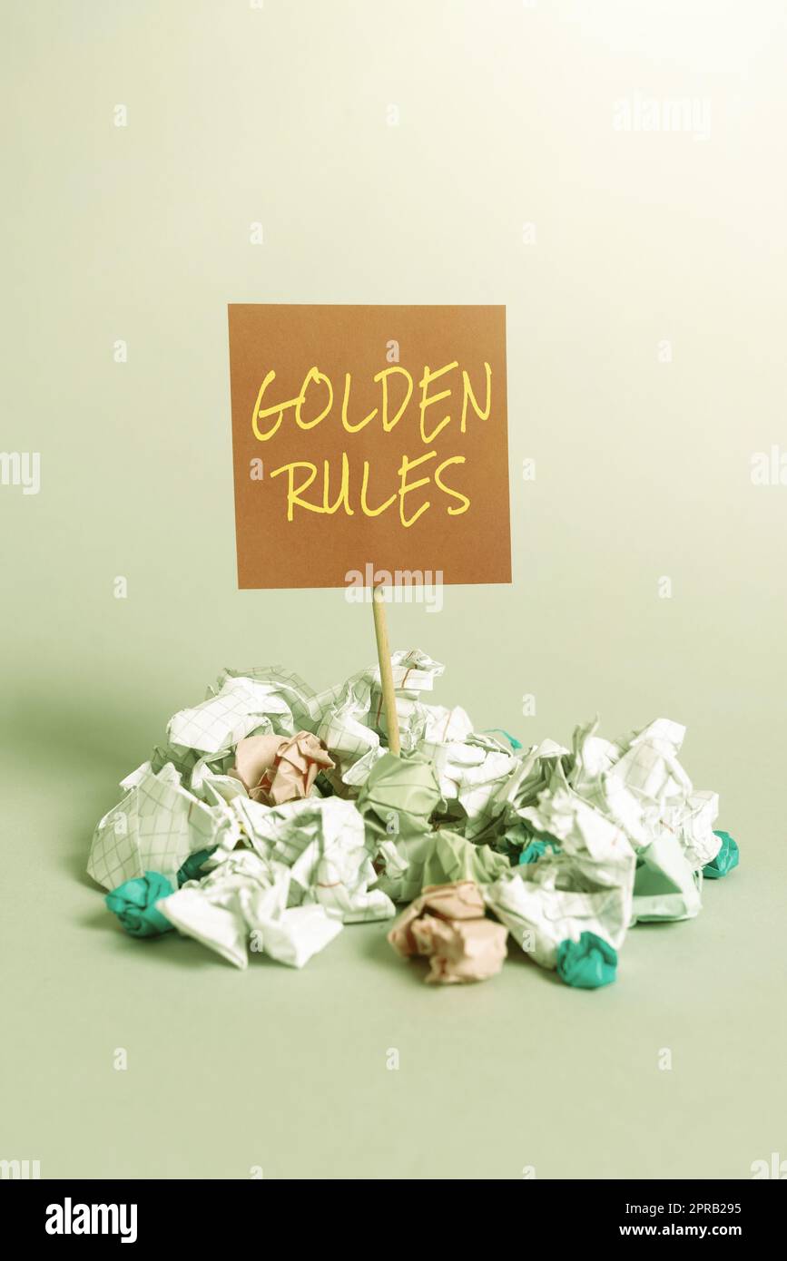 Ispirazione che mostra le regole d'oro del segno. Internet Concept Basic Principle that should be follow Important Principle la carta si occupa di informazioni importanti fissate su Piece of Wood. Foto Stock