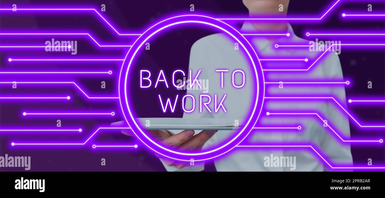 Scrivere il testo a mano al lavoro. Parole scritte sul ritorno al lavoro alla routine fine delle vacanze o sul tempo libero da donna con tablet che presenta informazioni cruciali sul design futuristico. Foto Stock