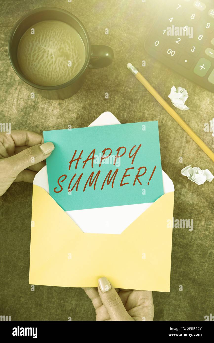 Didascalia concettuale Happy Summer. Idea di lavoro spiagge Sunshine relax caldo Sunny Season Solstizia donna che tiene lettera bianca con caffè e cancelleria su legno. Foto Stock