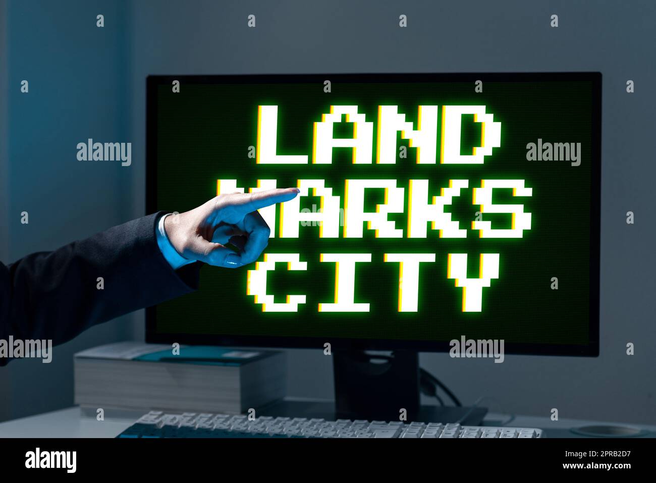 Cartello con scritta a mano Land Marks City. Panoramica degli affari architettura importante luoghi nelle città da visitare donna d'affari che indica con un dito un messaggio importante. Foto Stock