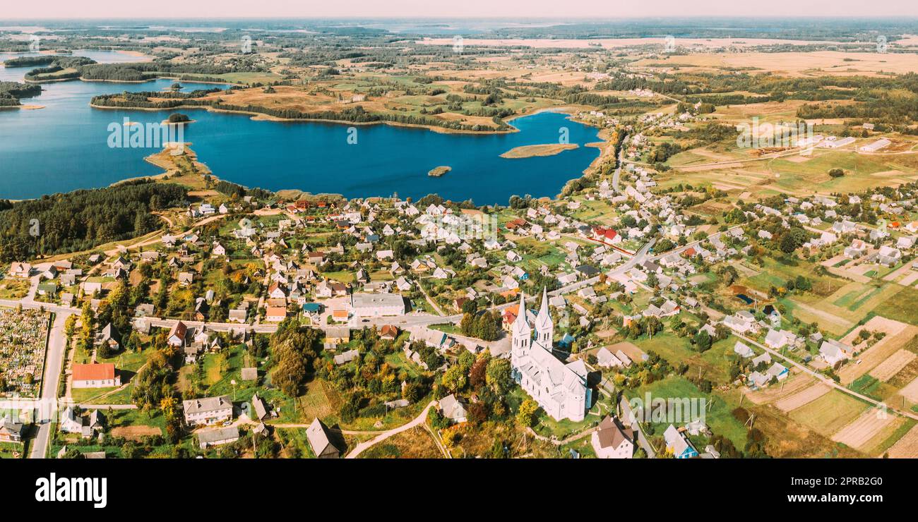 Slobodka, distretto di Braslaw, Vitebsk Voblast, Bielorussia. Vista aerea del lago Potsekh vicino al villaggio di Slobodka. Chiesa della Divina Provvidenza. Panorama Foto Stock