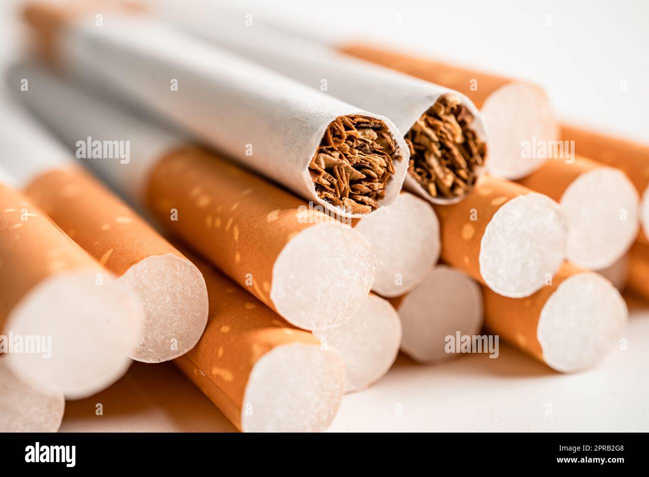 Sigaretta, tabacco in rotolo di carta con tubo filtro, concetto di non fumare. Foto Stock