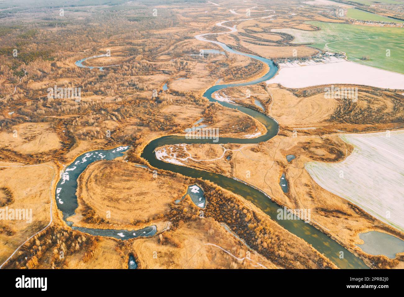 Vista aerea del paesaggio di asino secco e del fiume ghiacciato a fine autunno. Vista dall'alto. Marsh Bog. Vista drone. Vista dall'alto Foto Stock