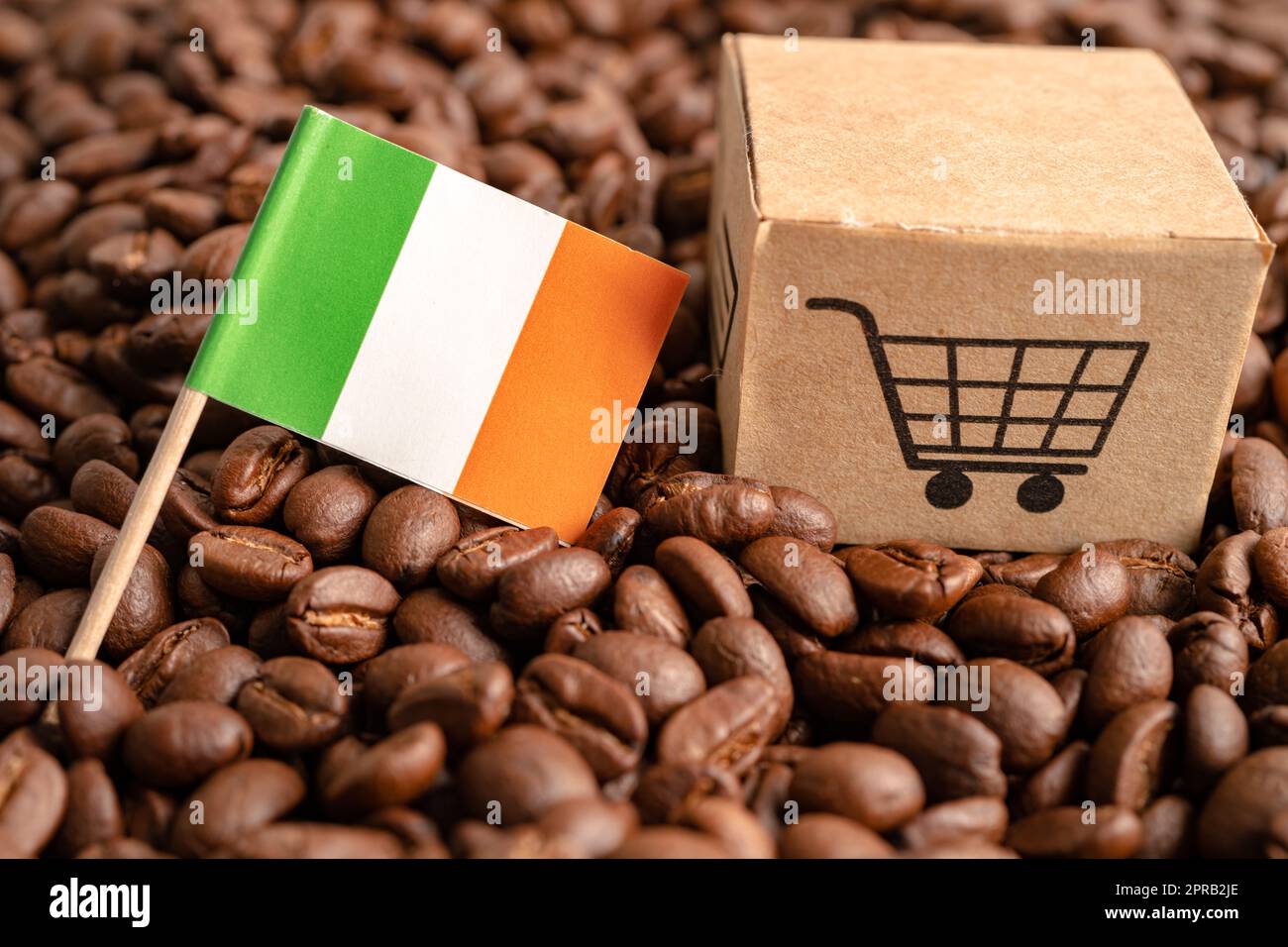 Bandiera dell'Irlanda sul chicco di caffè, concetto di commercio in linea di esportazione dell'importazione. Foto Stock
