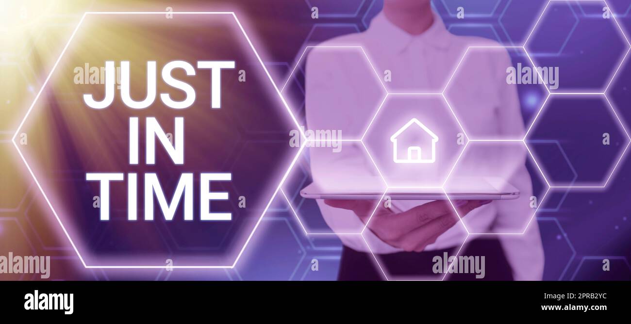 Testo che mostra ispirazione giusto in tempo. Il concetto di business che arriva esattamente alle ore richiedeva puntualità responsabilità donna che tiene Un pad con Homepage che fornisce informazioni cruciali. Foto Stock
