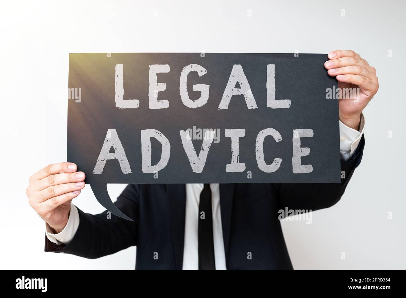 Segno di testo che mostra la consulenza legale. Panoramica aziendale opinione di un avvocato sulla procedura legale in una situazione particolare uomo d'affari che tiene discorso bolla con informazioni importanti. Foto Stock