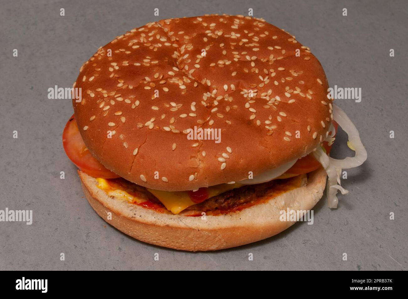 Cheeseburger americano su un Bun Foto Stock