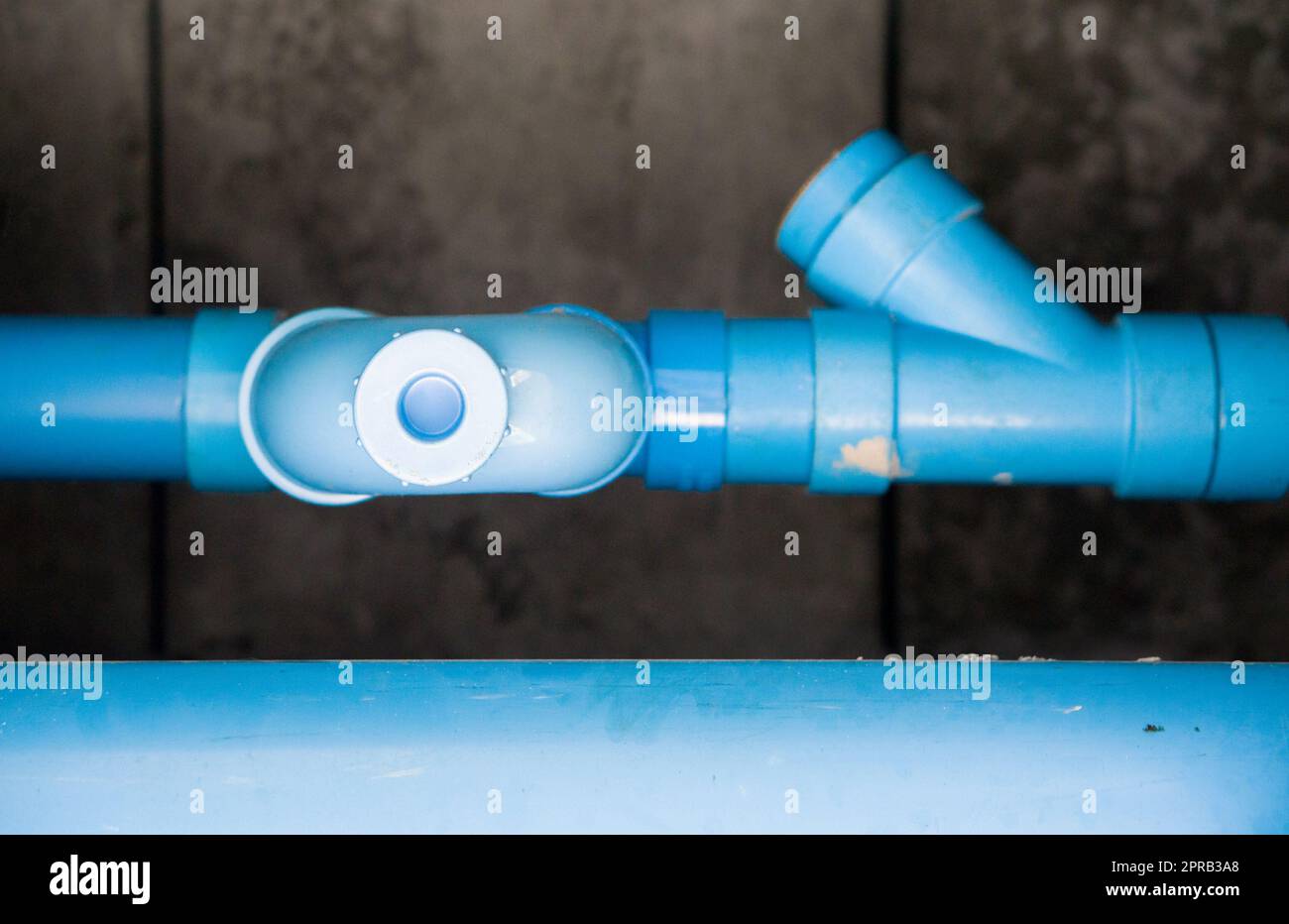 U-TRAP in PVC per la protezione contro gli odori invertiti installato in cantiere. Vista dal basso Foto Stock