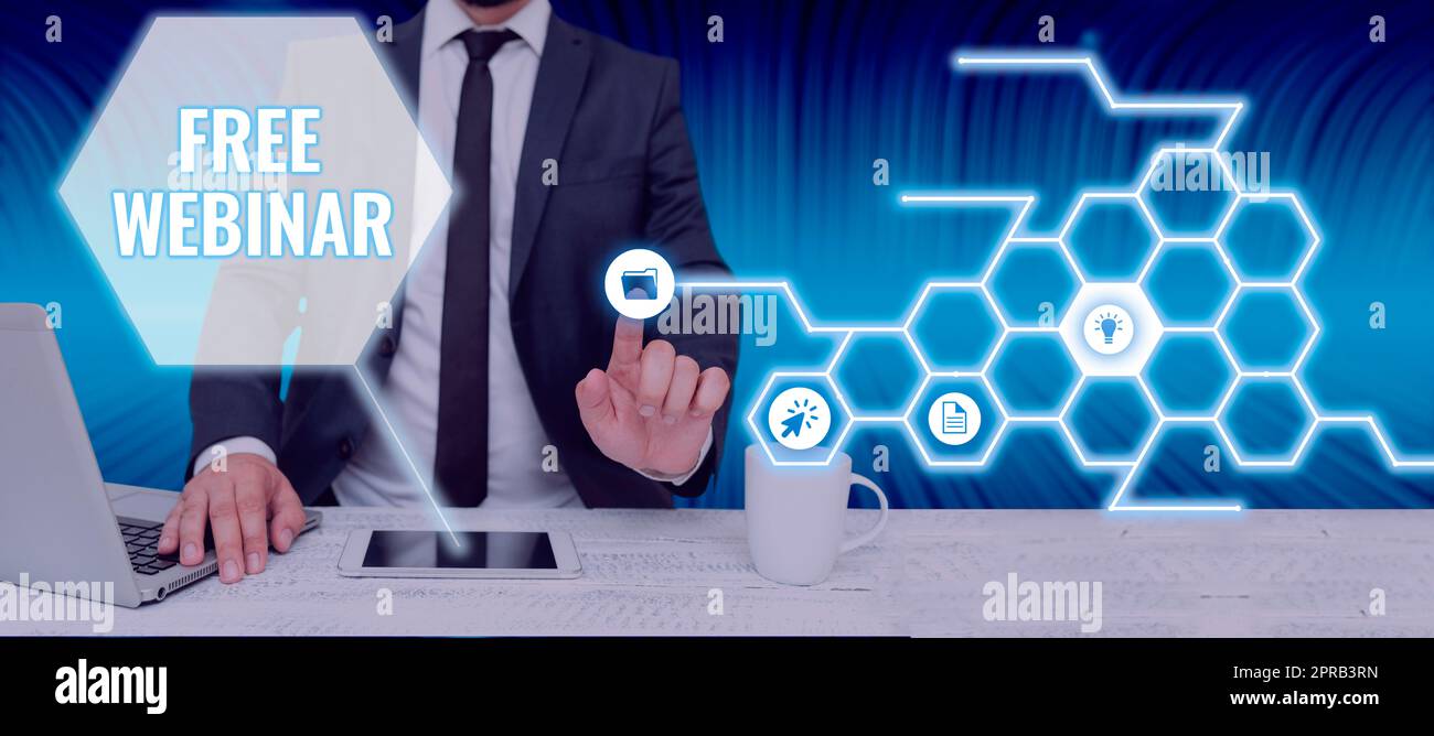 Webinar gratuito sulla visualizzazione concettuale. Seminario Seminario di workshop sulla fotografia concettuale, che viene trasmesso sul Web da Un uomo d'affari che punta su Un modello con simboli e informazioni digitali. Foto Stock