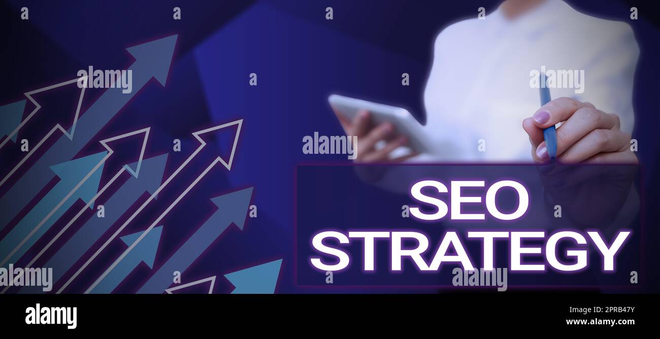 Strategia SEO con scritta a mano. Tecniche e tattiche di business concept per aumentare i visitatori di un sito Web Lady in Suit Holding Pen, che simboleggia il successo del lavoro di squadra. Foto Stock