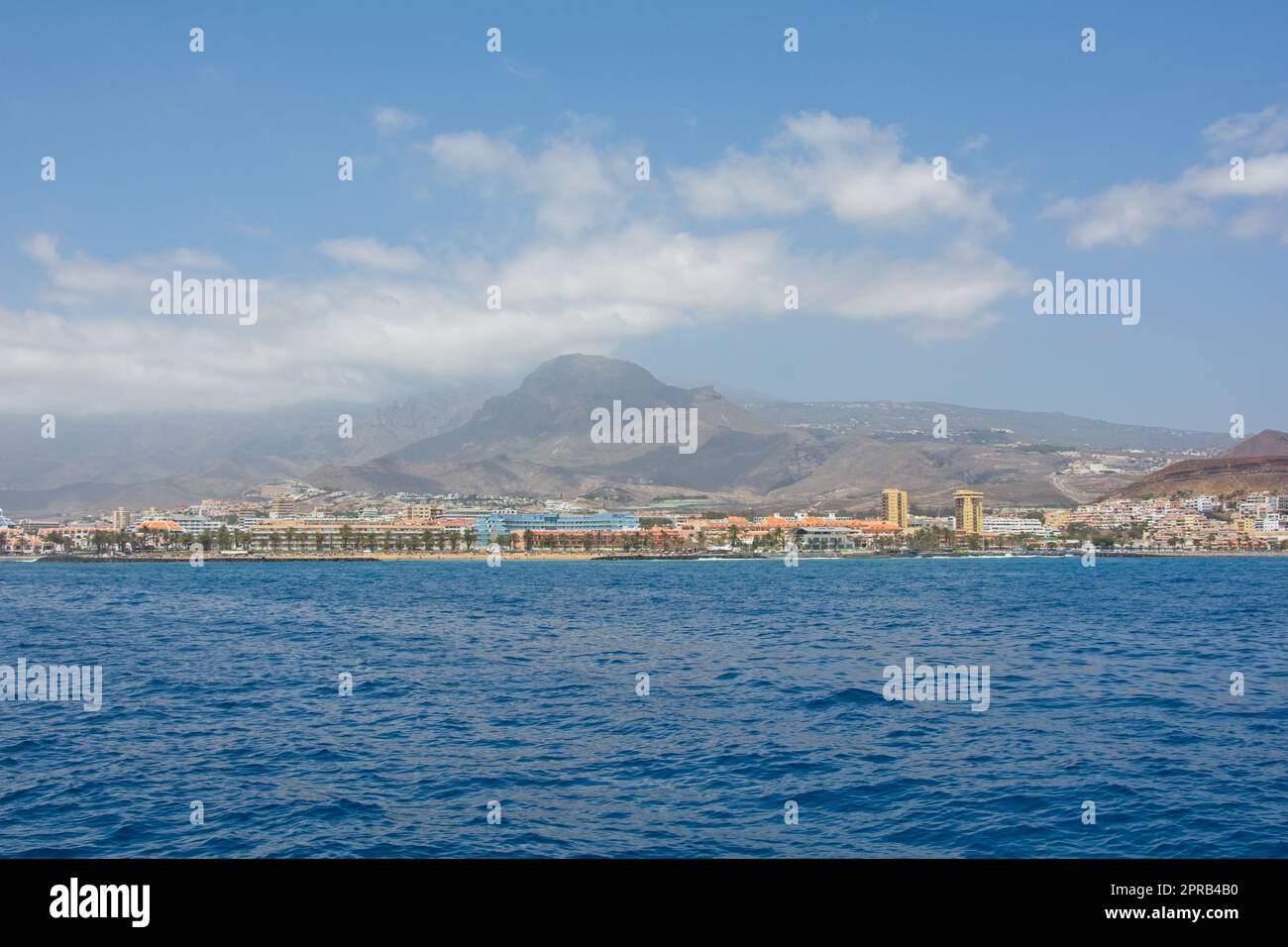 Costa sud di Tenerife dal mare con cielo e nuvole Foto Stock