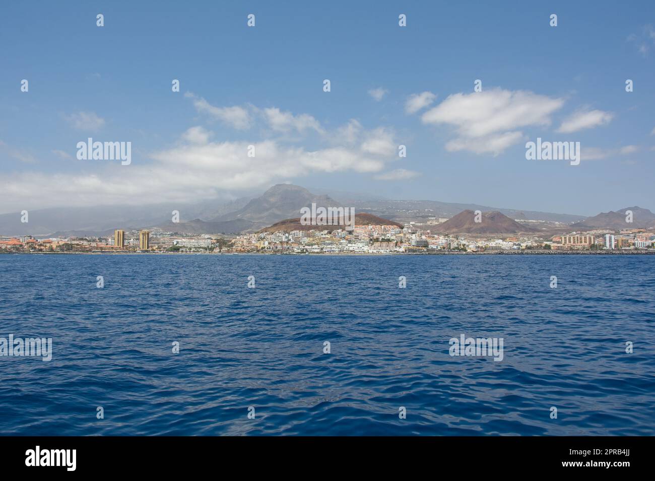 Costa sud di Tenerife dal mare e vista sulla città Foto Stock