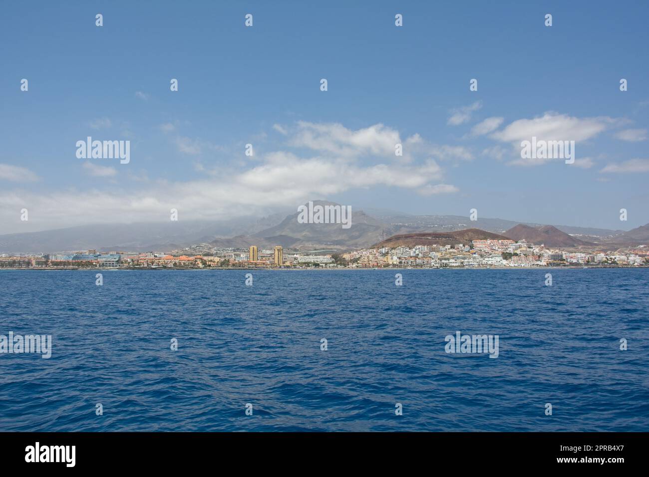 Costa sud di Tenerife dal mare e vista sulla città Foto Stock