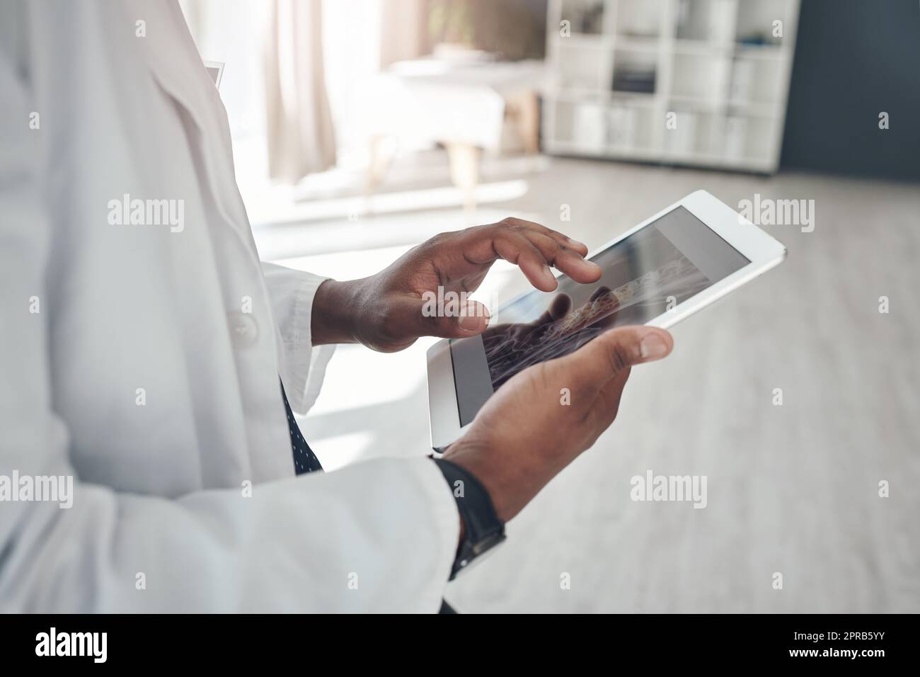 La tecnologia migliora il campo medico. Un medico irriconoscibile che usa un tablet digitale in ufficio. Foto Stock