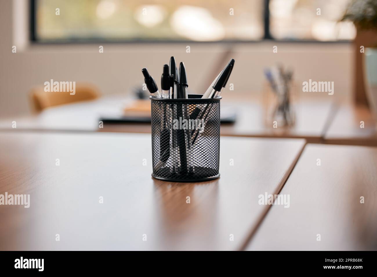 Una penna per ogni occasione. Foto di un portapenne pieno di penne su una scrivania in ufficio. Foto Stock