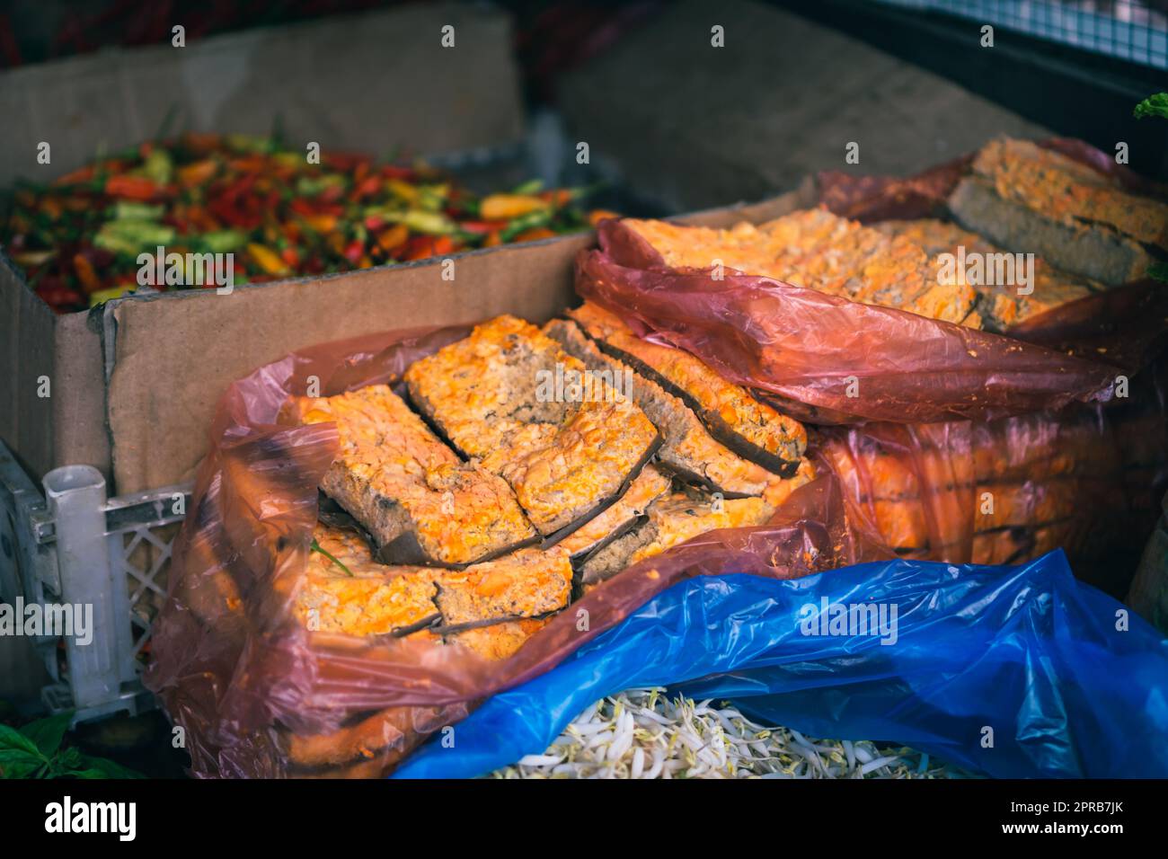 gli oncom sono un alimento tradizionale dall'indonesia, fermentato usando la muffa e strettamente collegato al tempeh Foto Stock