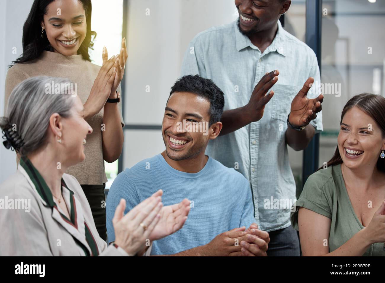 L'eccellenza non dovrebbe mai passare inosservata, un gruppo di uomini d'affari che applaudono in un ufficio. Foto Stock