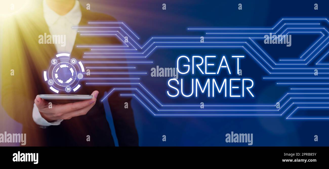 Ispirazione che mostra il segno grande estate. Concetto di business: Divertimento, buon sole, spiaggia, uomo d'affari all'aperto in completo con un blocco note che simboleggia il successo del lavoro di squadra. Foto Stock