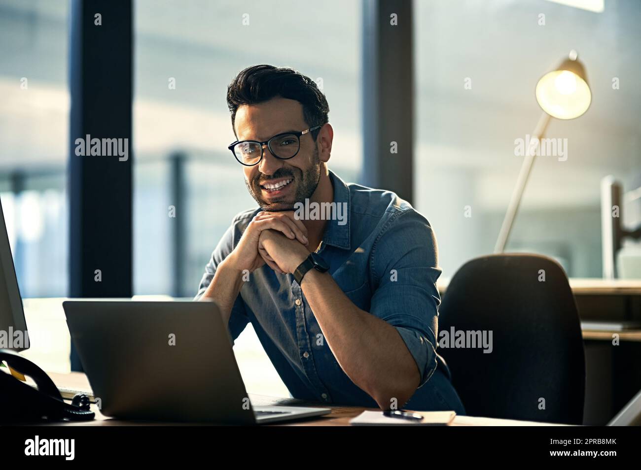 Niente mi dissuade dal mio sogno. Ritratto di un giovane uomo d'affari che utilizza un computer portatile durante una notte tarda al lavoro. Foto Stock